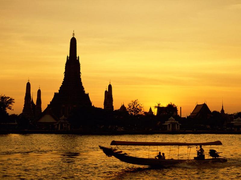 Đi thuyền trên sông: Bangkok được nhắc đến như “Venice phương Đông” nhờ sông Chao Phraya và những sông rạch nhỏ xung quanh. Ngày nay, khoảng 50.000 người vẫn di chuyển bằng thuyền phà để đi làm. Hãy làm một tour tham quan bằng thuyền dọc bờ sông, bạn sẽ ngắm nhìn nhà gỗ, khách sạn hiện đại, tòa nhà chọc trời, hình ảnh chùa Wat Arun... Ảnh: Wordpress.