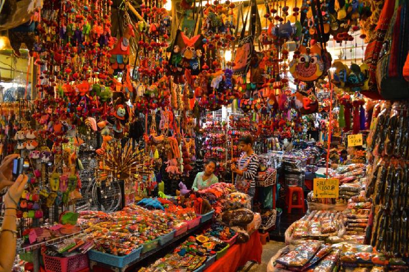 Đi chợ Chatuchak: Tập hợp hơn 8.000 quầy hàng trên hơn 100.000 m2, chợ Chatuchak là một trong những khu chợ lớn nhất thế giới. Chatuchak thường chỉ mở vào thứ bảy và chủ nhật. Bạn có thể tìm thấy ở đây mọi món đồ mong muốn, với mức giá phù hợp. Ảnh: Rahmaahmed97.