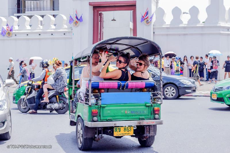 Ngồi xe tuk tuk: Xe tuk tuk chắc chắn là điều nên thử khi bạn tới Thái Lan. Một cuốc xe tuk tuk lượn quanh thành phố là cơ hội để ngắm cảnh đường phố cũng như một số địa điểm tham quan nổi tiếng. Nếu không, bạn có thể chọn thuê xe ôm. Ảnh: TomPost/ Shutterstock.