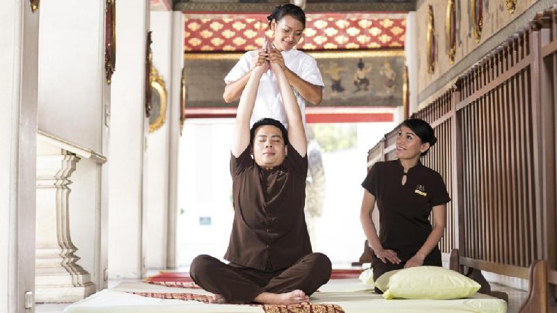 Thư giãn bằng nghệ thuật massage Thái: Nếu muốn có một trải nghiệm độc đáo, bạn nên chọn dịch vụ massage ở trường chuyên dạy massage trong chùa Wat Pho. Wat Pho là nơi sinh ra massage Thái cổ truyền, và hiện vẫn duy trì nơi dạy cũng như cung cấp dịch vụ massage. Chuyên gia hoặc sinh viên massage có thể thực hiện dịch vụ. Lợi nhuận thu được sẽ dùng để nâng cấp trường và chùa. Ảnh: Scmp.