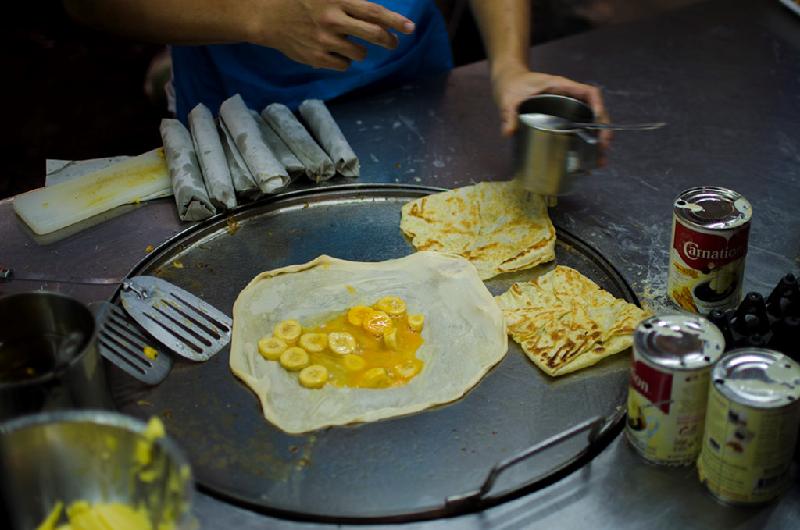 Thưởng thức ẩm thực đường phố: Bạn sẽ tìm thấy nền ẩm thực đường phố vừa rẻ vừa ngon ở nơi đây từ món Pad Thai cho đến bún cà ri gà, bún cá, hay xôi xoài nổi tiếng. Ảnh: Bittenbythetravelbug.