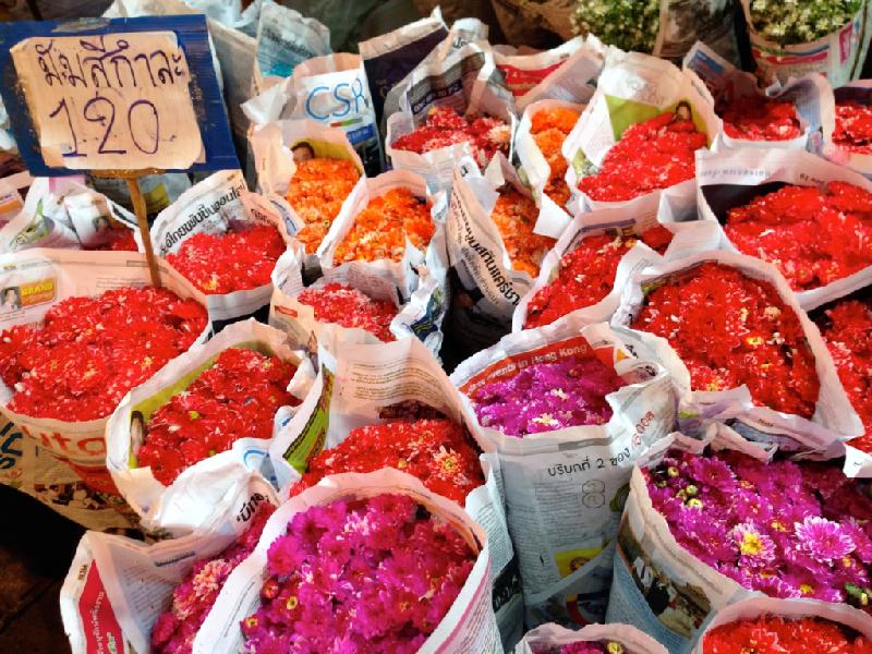 Lang thang chợ hoa mở xuyên đêm: Pak Klong Talad là chợ hoa bán buôn và bán lẻ lớn nhất Bangkok. Tuy nhiên, khi đến đây tham quan, bạn nên giữ ý tứ không làm phiền chuyện buôn bán của chủ hàng, đặc biệt từ nửa đêm tới rạng sáng - thời điểm bận rộn nhất. Ảnh: Projectsoi.