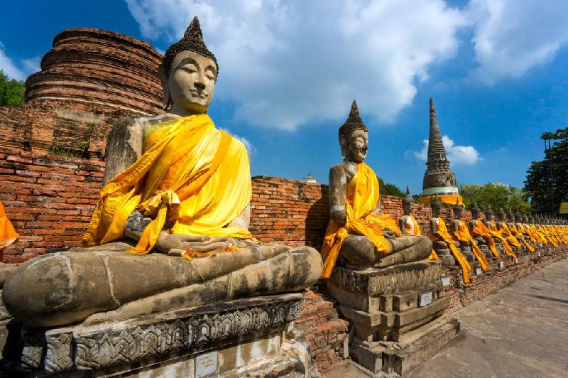 Tham quan Ayutthaya: Từng là thành phố lớn nhất thế giới, nay Ayutthaya chỉ còn lại một ít phế tích của những tu viện, ngôi chùa... Chỉ cách Bangkok 85 km, du khách có thể dành một ngày để tìm hiểu về Ayutthaya. Ảnh: Cityzeum.