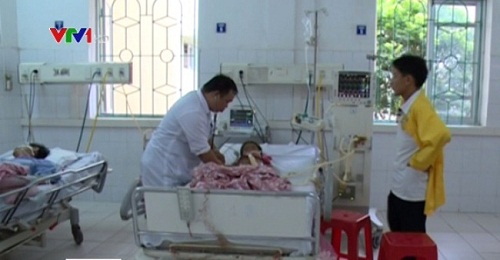 BS đang chăm sóc cho một bệnh nhi nhập viện tại Cao Bằng. Ảnh cắt từ clip VTV.