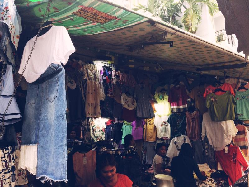 4. Chợ Hoàng Hoa Thám: Ở đây nổi tiếng từ lâu là khu đồ si lớn của Sài Gòn, và ngày càng được nhiều người quan tâm vì thú dùng đồ si ngày càng thu hút giới trẻ, với chủ yếu là quần áo, giày dép, túi xách giá rẻ, như vừa bán vừa cho.