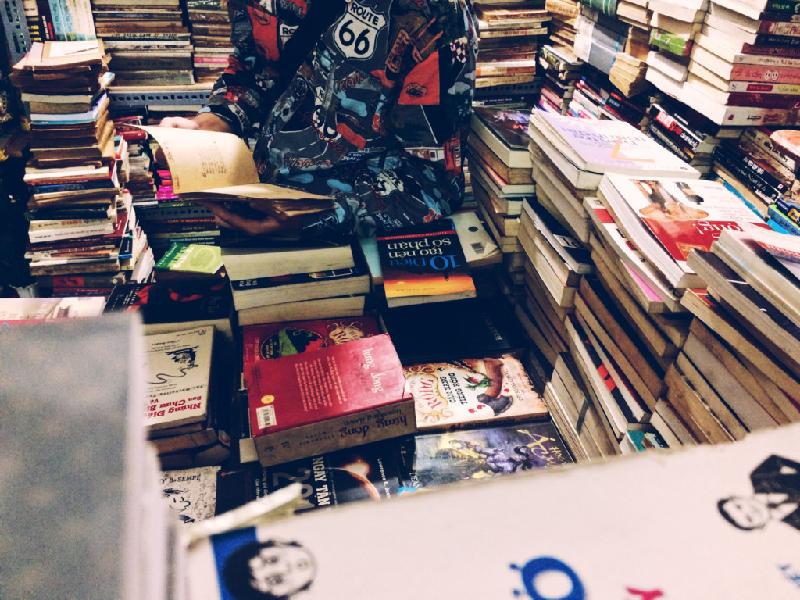 5. Phố sách cũ: Nằm ở 1 phần đường Trần Nhân Tôn quận 5, những cửa hàng bán sách cũ nem nép trong cơn mưa, nhưng lúc nào cũng có khách ra vào.