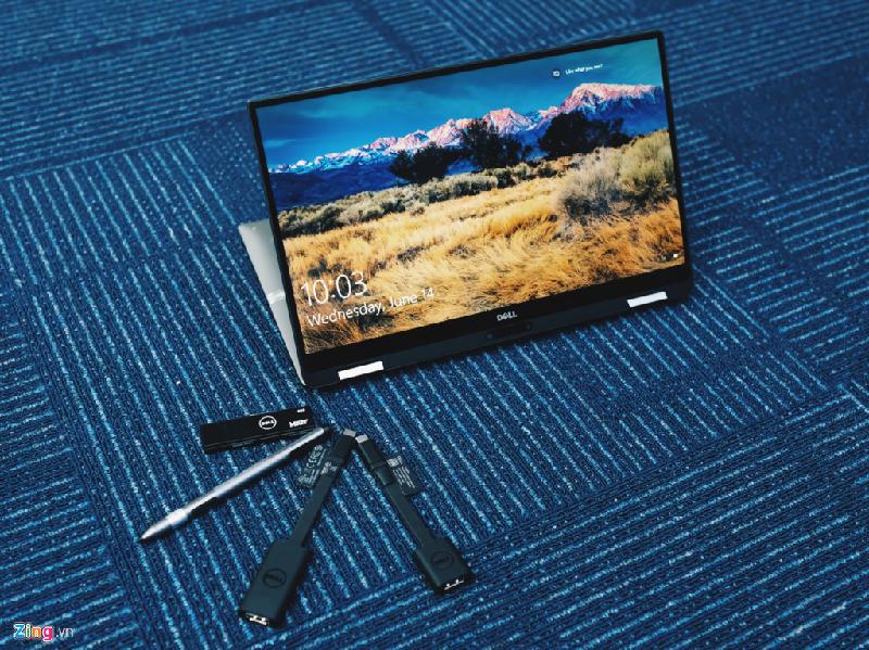 Mẫu laptop cao cấp của Dell cũng có bản lề linh hoạt, giúp lật màn hình 360 độ để sửa dụng như máy tính bảng. Những phụ kiện đi kèm máy gồm cổng chuyển USB-C ra USB-A và HDMI, bút cảm ứng, USB chứa Windows bản quyền.