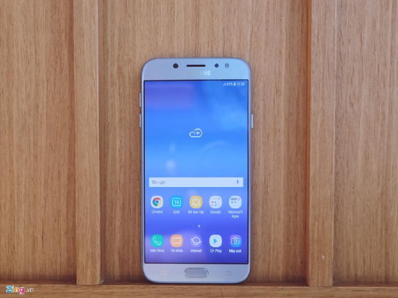 Samsung vừa bổ sung vào nhóm điện thoại tầm trung model mang tên Galaxy J7 Pro. Máy sẽ lên kệ trong tháng 7 tại Việt Nam với giá 7 triệu đồng. 