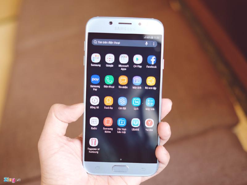 Về thiết kế, Galaxy J7 Pro có thân kim loại nguyên khối, bề ngoài khá giống với Galaxy S7 và S8, nhưng không có màn hình cong tràn cạnh, thay vào đó là mặt kính 2,5 D. Máy có kích thước lên đến 5,5 inch, công nghệ hiển thị SuperAMOLED, độ phân giải Full HD. 