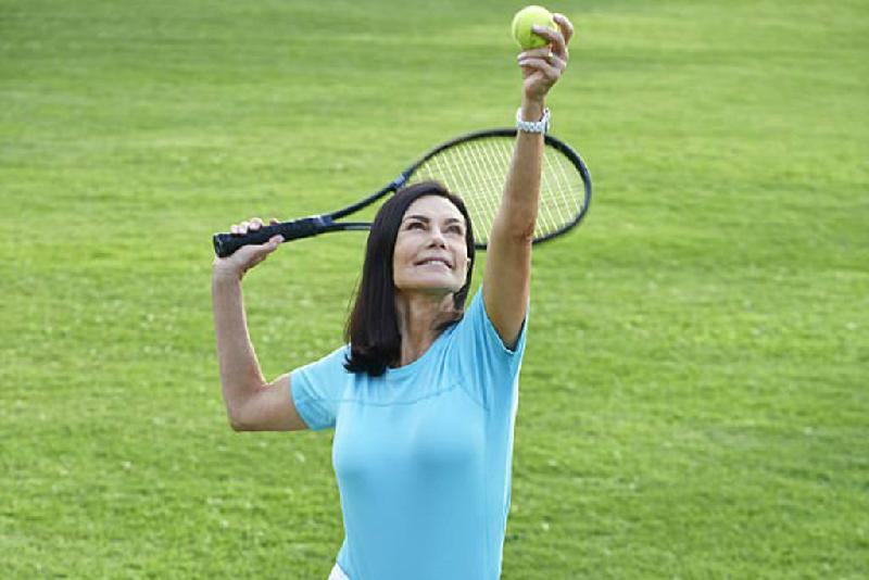 Người phụ nữ U70 không bao giờ coi tuổi tác là cái cớ để giảm vận động. Trong năm nay, bà thuê chính vị huấn luyện viên từng chê mình quá già để bắt đầu chơi môn tennis hồi 30 tuổi và nói bà chẳng thể đánh bóng giỏi.
