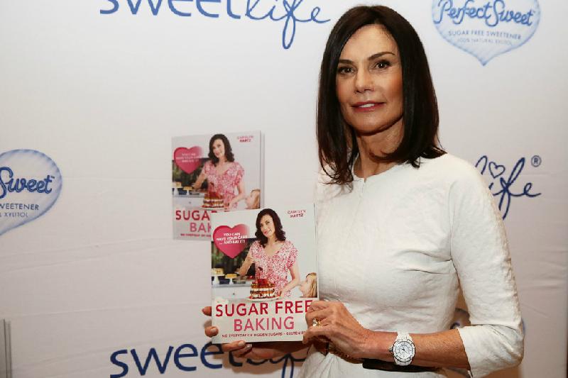 Năm 2016, bà Carolyn Hartz xuất bản cuốn sách dạy làm bánh ngọt không sử dụng đường - 