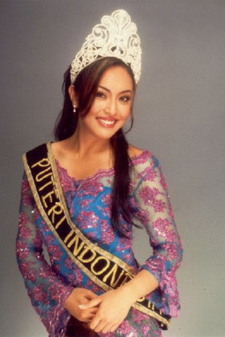 Angelina Sondakh đăng quang Hoa hậu Indonesia năm 2001. Cô còn được người dân Indonesia nể phục khi giữ vị trí nghị sĩ Quốc hội. 