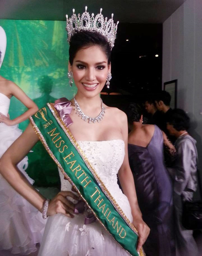 Polly Punika từng khiến người Thái Lan tự hào khi đăng quang Hoa hậu Trái đất 2013. Người đẹp sinh năm 1992 được ca tụng như hiện tượng của xứ Chùa vàng khi mang về danh hiệu lớn. Nhưng giờ cô lại là cái tên khiến người Thái ghét bỏ.