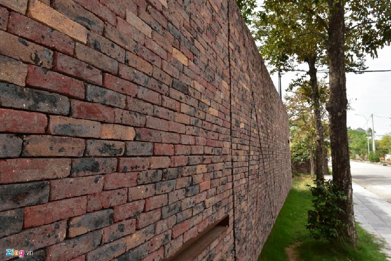 Đáng chú ý, tường và cổng được làm bằng loại gạch địa phương với màu sắc hài hòa với thiết kế tổng thể. Nữ kiến trúc sư người Mỹ đã tìm hiểu rất kỹ kiến trúc và lối xây dựng của người Việt trước khi đặt bút.