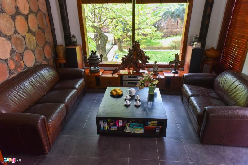 Phòng khách được thiết kế với nội thất theo sở thích của gia chủ. Theo đó màu sắc chủ yếu là nâu gỗ tạo cảm giác dễ chịu, gần gũi với thiên nhiên.