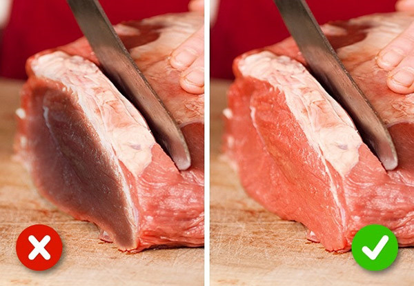 Thịt: Khi chọn thịt, bạn nên dùng ngón tay ấn vào miếng thịt. Thịt còn tươi sẽ có độ đàn hồi và dấu tay của bạn nhanh chóng biến mất. Miếng thịt có màu tối khác thường, viền trắng nghĩa là thịt chứa chất bảo quản độc hại. Ngoài ra, bạn có thể dùng tờ giấy lau nhẹ miếng thịt. Nếu khăn giấy dính đầy nước và máu, thịt không còn tươi. Thịt tươi thường ít nước và không có máu rỉ ra.