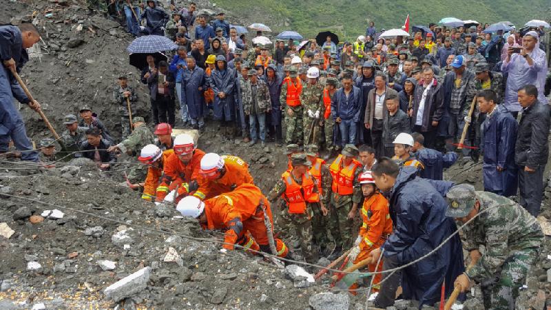 Khoảng 120 người vẫn đang nằm dưới đống đất đá. Một số người đã được tìm thấy nhưng chưa được giải cứu bởi có quá nhiều tảng đá xung quanh họ. Ảnh: Reuters.