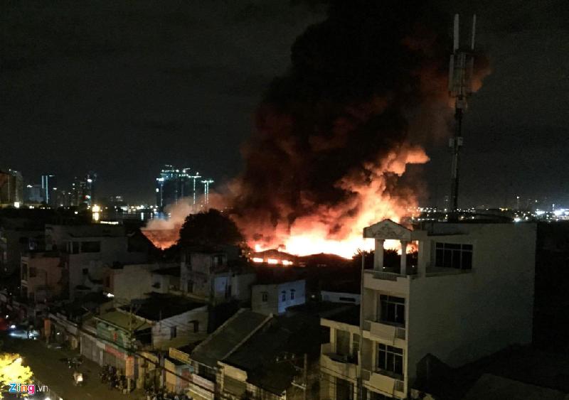 Theo ghi nhận của Zing.vn, đến 1h50 ngày 23/6, ngọn lửa vẫn đang bùng cháy dữ dội. Trước đó, vài tiếng nổ vừa phát ra từ trong đám cháy khiến nhiều người giật mình. Ảnh: Lê Trai.