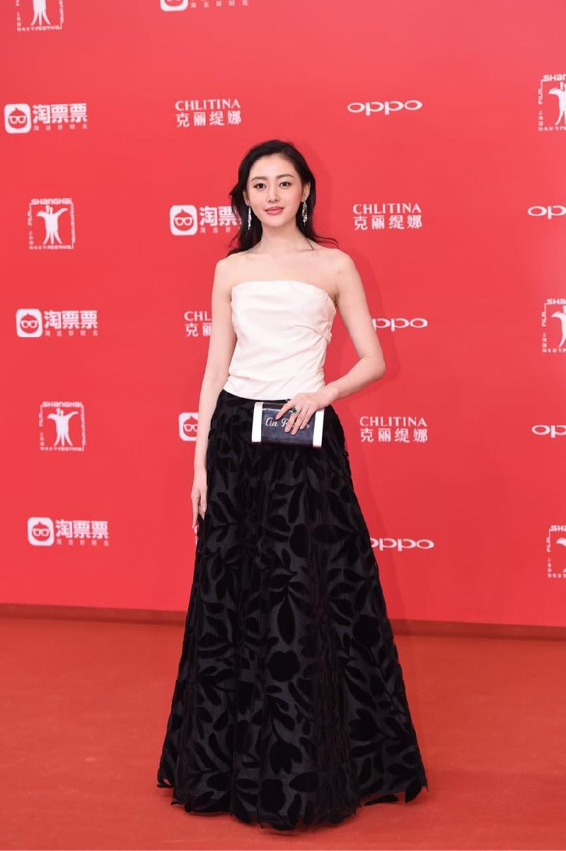 Nữ diễn viên Trương Thiên Ái tiếp tục lăng xê mốt váy cúp ngực trên thảm đỏ.