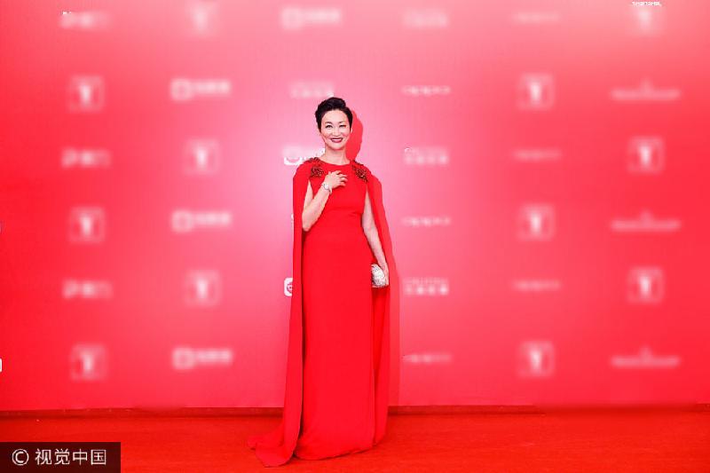 Đả nữ màn ảnh Hong Kong Huệ Ánh Hồng trẻ trung với váy cape tông đỏ.
