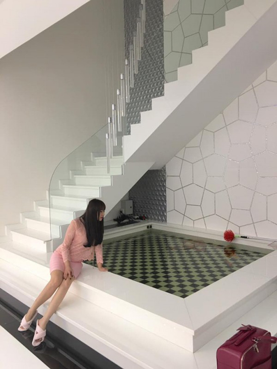 Người mẫu Quỳnh Thư – cô bạn thân của Ngọc Trinh, đã thích mê căn penthouse khi lần đầu đặt chân đến.