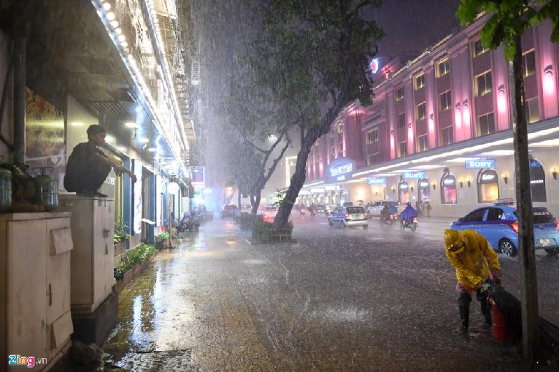 Chiều tối 19/6, nội thành Hà Nội có mưa lớn kéo dài gần 3 giờ. Theo ghi nhận của Zing.vn, nhiều tuyến phố ở các quận Hoàn Kiếm, Đống Đa, Thanh Xuân... bị ngập sâu. Việc di chuyển của nhiều người lúc giờ tan tầm gặp khó khăn. Ảnh: Tiến Tuấn.