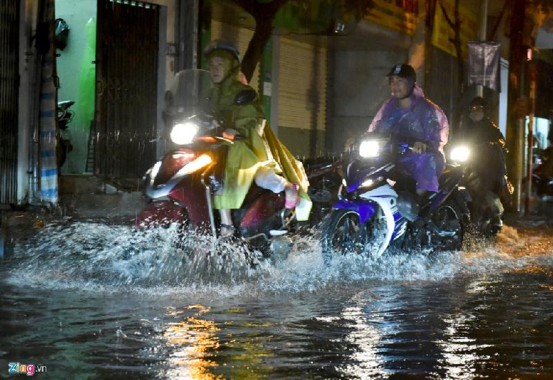 Nguyễn Ngọc Nại, con phố ít khi ngập do mưa, hôm nay cũng rơi vào tình trạng tương tự. Ảnh: Việt Hùng.