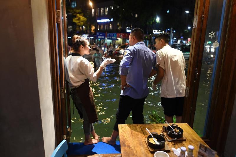 Cảnh phố phường chìm trong biển nước nhìn từ một cửa hàng ẩm thực ở quận Hoàn Kiếm. Ảnh: Tiến Tuấn.