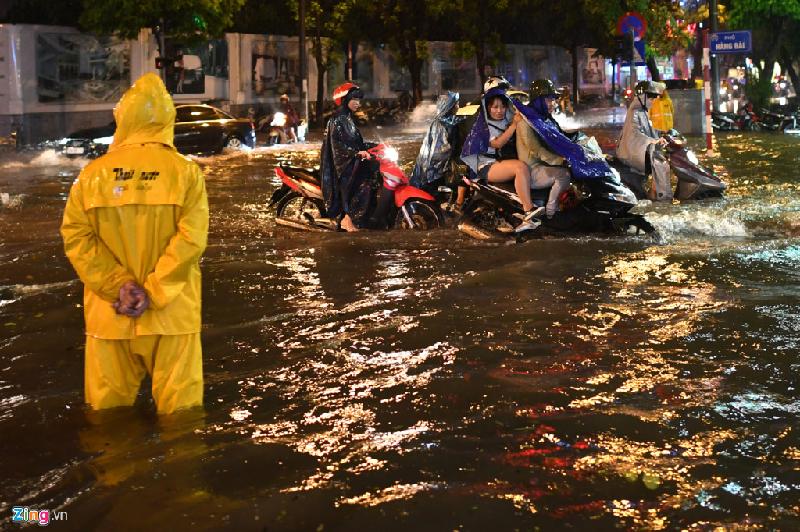 Đến 20h45, mưa vẫn tiếp diễn ở nhiều nơi trên địa bàn thành phố. Công ty TNHH MTV thoát nước Hà Nội đang triển khai công tác ứng trực theo phương án được để giải quyết tình trạng úng ngập cho đến khi rút hết nước, đảm bảo an toàn giao thông. Ảnh: Tiến Tuấn.
