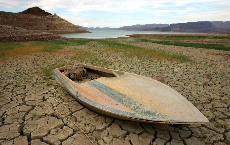Khu bảo tồn quốc gia Lake Mead, Nevada, Mỹ: Hạn hán kéo dài bảy năm và nhu cầu dùng nước tăng cao do tăng trưởng dân số ở vùng Tây Nam đã khiến mực nước hồ Mead - nguồn cung cấp nước cho Las Vegas, Arizona, Nam California - giảm xuống 30 m so với mực nước thấp nhất đo được từ thập niên 1960.