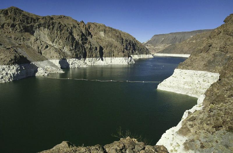 Boulder, Nevada, Mỹ: Vệt màu trắng quanh hồ Mead cho thấy lượng nước tiếp tục giảm xuống gần thành phố Boulder.