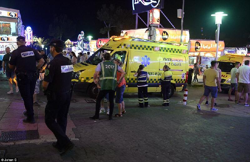Đội ngũ cấp cứu túc trực gần khu vực nhiều quán bar.