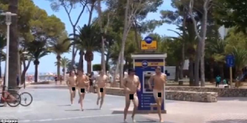 Ở thị trấn Palma Nova kế bên, một nhóm du khách người Anh đã bị phạt tiền khi khỏa thân chạy trên phố giữa thanh thiên bạch nhật.