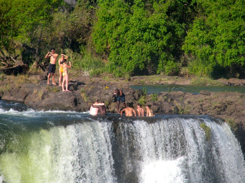 Hồ bơi Tử thần thực chất là tên gọi của một vũng nước nhỏ, chỉ đủ chỗ cho vài người một lúc. Vào mùa mưa, sông Zambezi đầy nước nên hồ bơi này bị che lấp và không thể tiếp cận. Nhưng đến mùa khô, lượng nước ít hơn, du khách có thể trải nghiệm cảm giác đắm mình dưới hồ nước này. Ảnh: Amusing Planet.