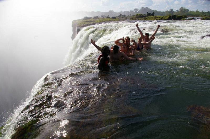 Du khách có thể đến hồ bơi Tử Thần trong chuyến tham quan đảo Livingstone từ giữa tháng 8 đến giữa tháng một hàng năm. Ảnh: Damjanoski/Imgur.