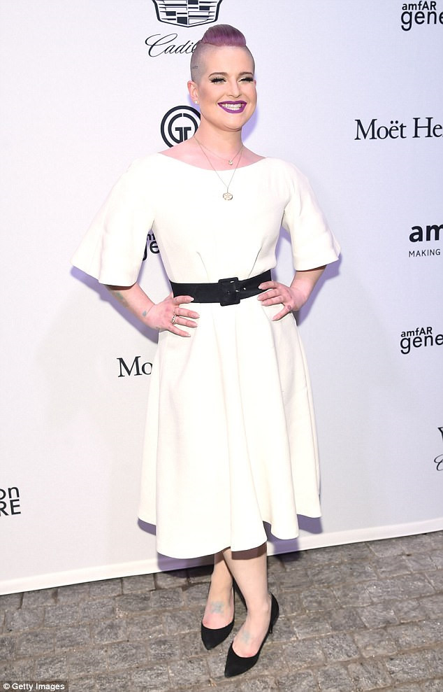 Ngôi sao truyền hình kiêm ca sĩ Kelly Osbourne diện đầm trắng thanh lịch, đối lập với kiểu tóc cá tính. 