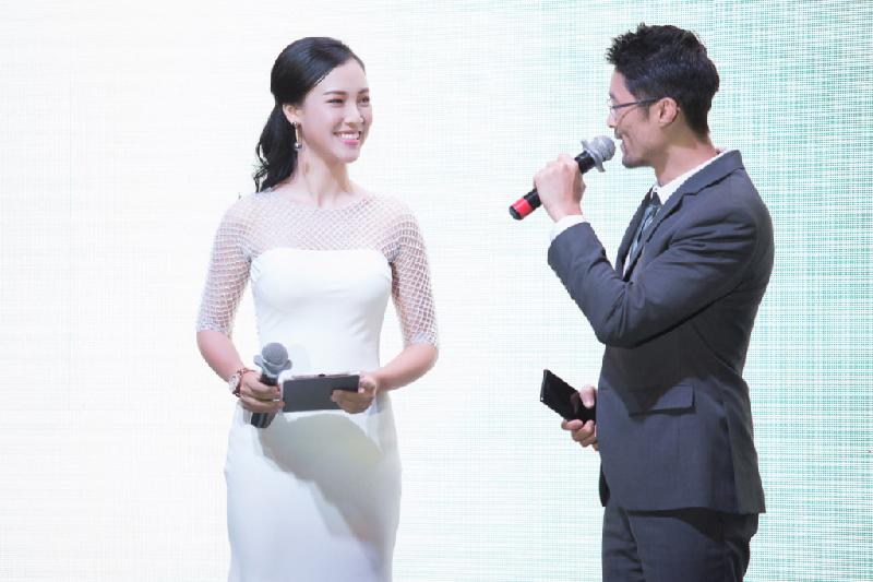 Trên sân khấu, Hoàng Oanh và Johnny Trí Nguyễn có cuộc đối thoại nhanh.