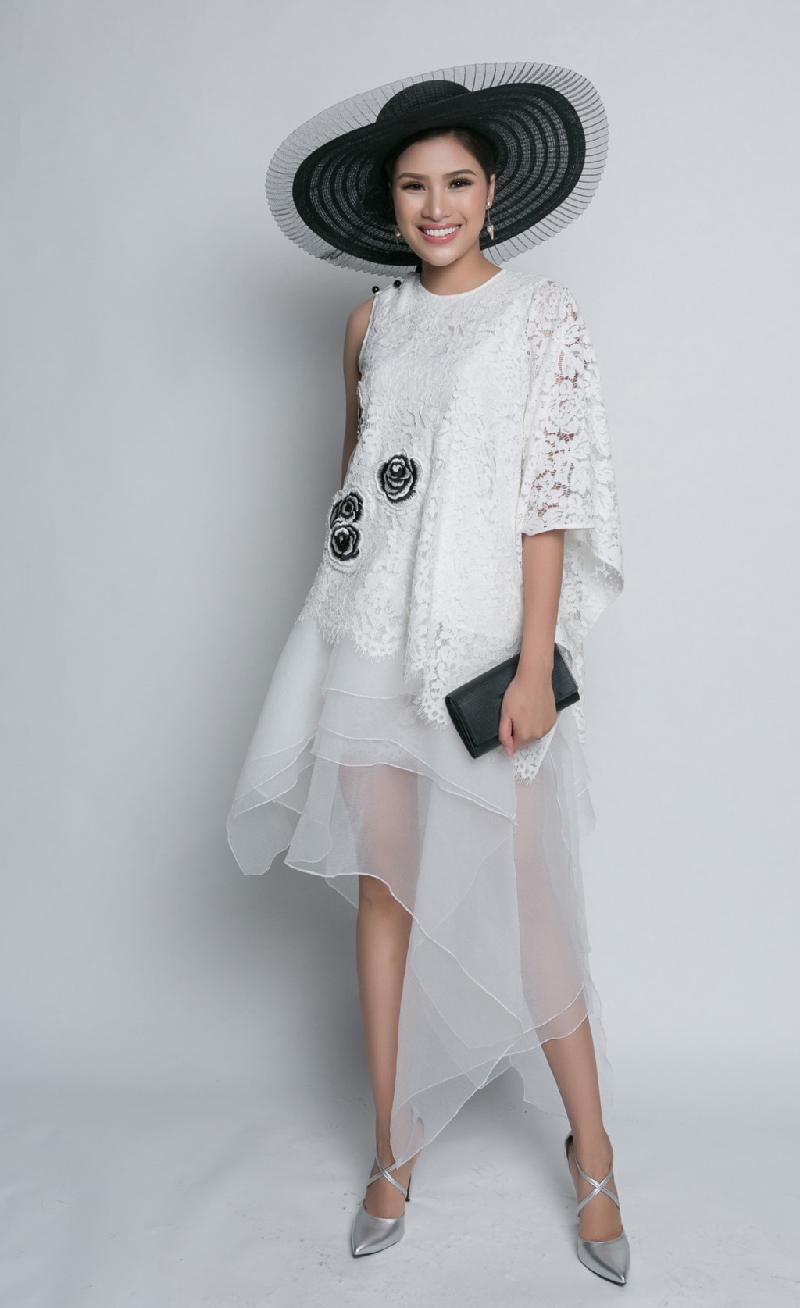 Nguyễn Thị Thành trong trang phục trắng chất liệu voan mỏng phối ren đến sự kiện để ủng hộ nhà thiết kế thân thiết.