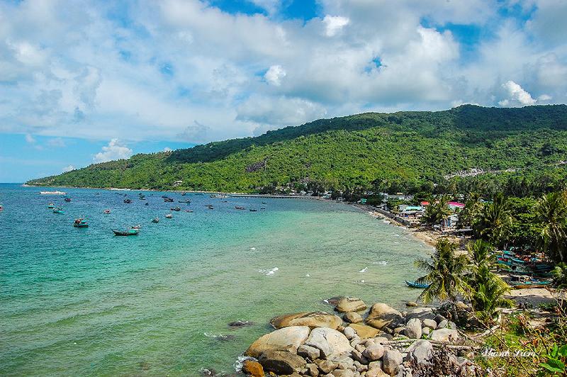 Con đường quanh đảo với chu vi 16 km, quanh co uốn lượn theo bờ biển với những rặng dừa nghiêng soi bóng dưới làn nước biển xanh ngắt, khiến bạn vô cùng thích thú.