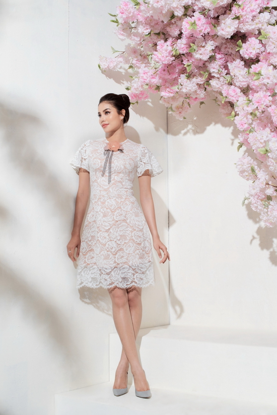 Bộ váy chữ A cổ điển cùng gam màu trắng chủ đạo khiến Phạm Hương thêm phần xinh yêu. Với họa tiết hoa được thiết kế tinh tế trải dài bộ cánh mang đến cảm giác nhẹ nhàng, bay bổng cho người mặc.