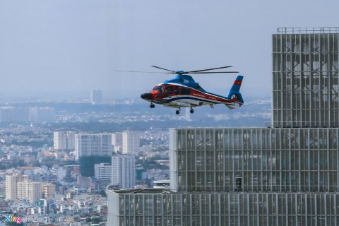 Cảnh trực thăng đáp trên cao ốc ở trung tâm Sài Gòn