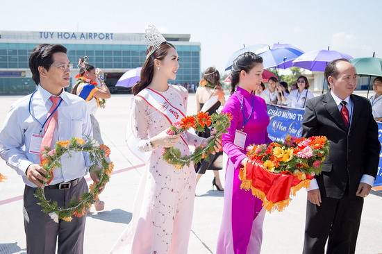  Tường Linh đã tặng hoa cho từng thí sinh và chúc mừng họ sẽ có một trải nghiệm tuyệt vời tại cuộc thi này. Sự thân thiện, cởi mở cộng với hình ảnh phụ nữ Việt trong tà áo dài đã để lại ấn tượng rất đẹp cho các thí sinh về hoa hậu Tường Linh.