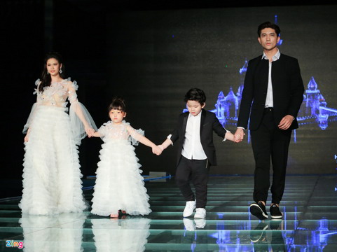 Tim - Trương Quỳnh Anh và con trai rạng rỡ trên sàn catwalk
