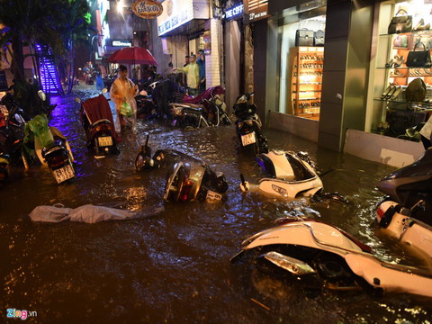 Hàng loạt xe máy bị sóng đánh đổ trong cơn mưa lớn ở Hà Nội