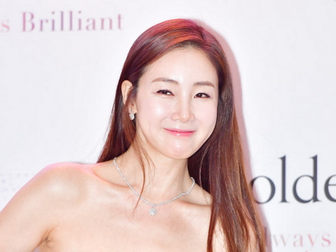 'Nữ hoàng nước mắt' Choi Ji Woo khoe vai gầy gợi cảm