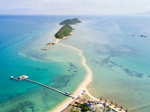 Con đường xuyên biển tuyệt đẹp tại Khánh Hòa nhìn từ trên cao