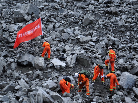 Chạy đua tìm 120 người mất tích do lở đất ở Trung Quốc