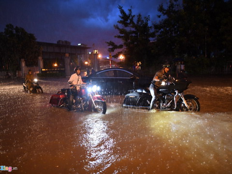 Xe Harley, Mercedes chết máy trong mưa ngập chiều tối