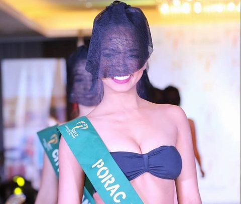 Thí sinh hoa hậu Philippines che mặt khi diễn áo tắm