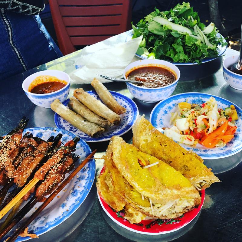 Ẩm thực: Tất nhiên chúng ta không thể bỏ qua đồ ăn - bạn đang ở Việt Nam mà. Hãy nếm thử những chiếc gỏi cuốn tươi ngon, món phở, và bánh xèo. Ảnh: Romi_yai/ Instagram.
